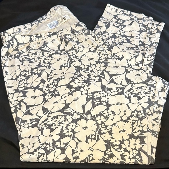 Old Navy Gret and White Floral Leggings Size XXL - Picture 2 of 3